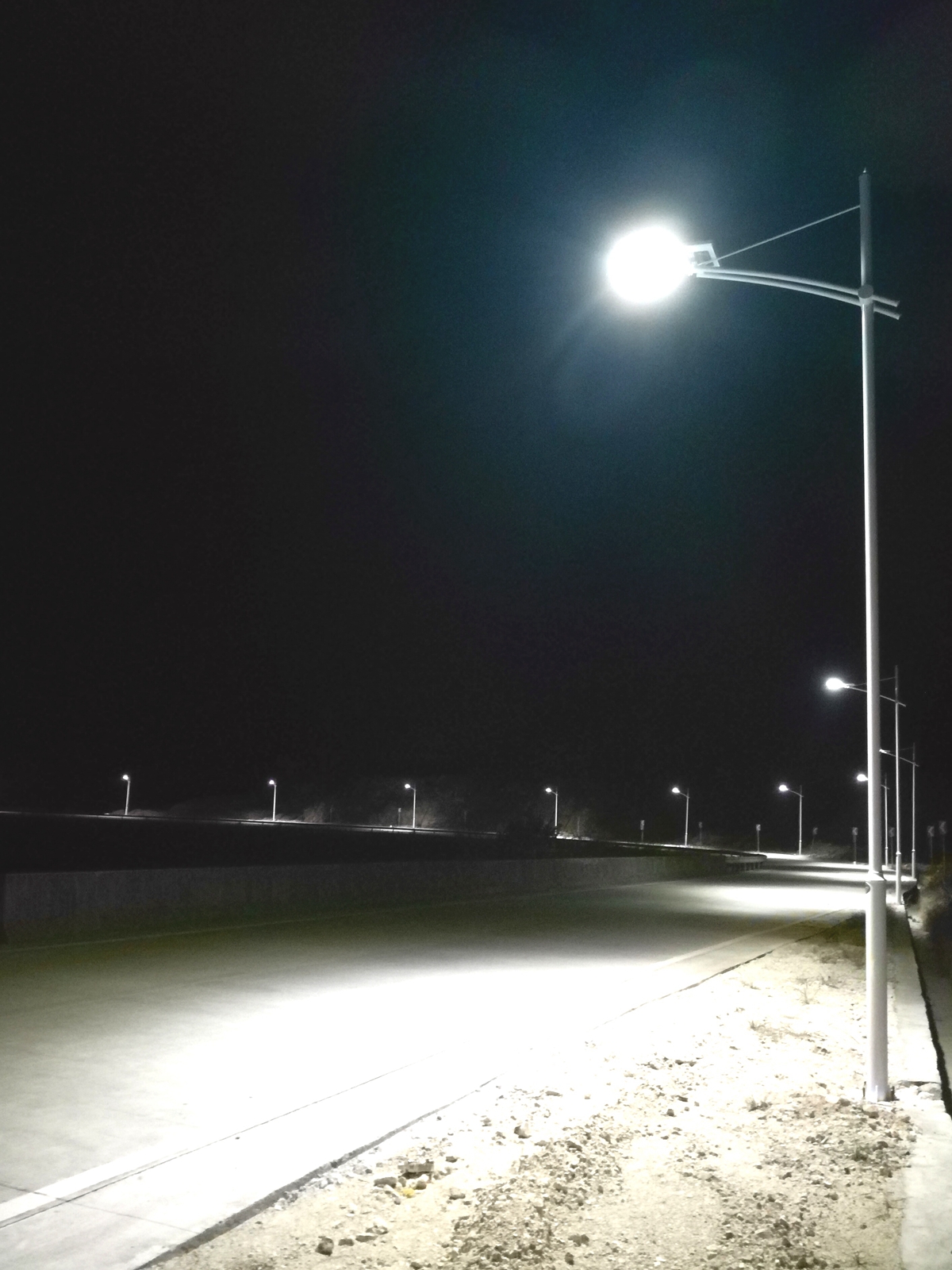 公路免接線微光路燈